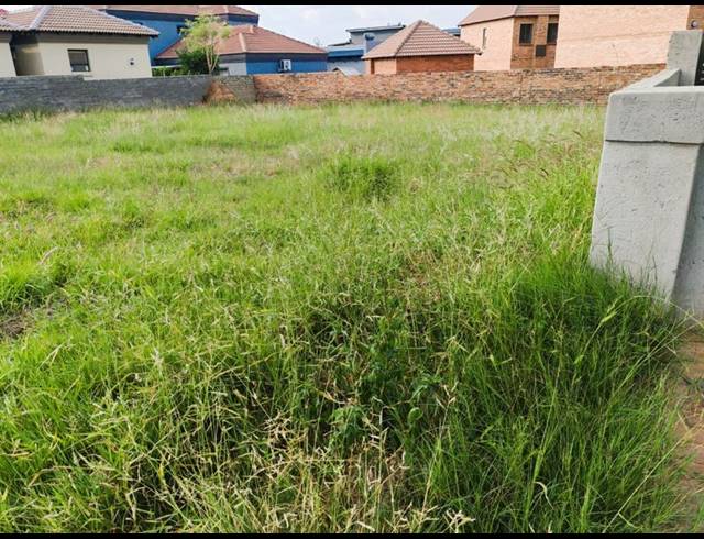 LAND FOR SALE IN WOODHILL ESTATE